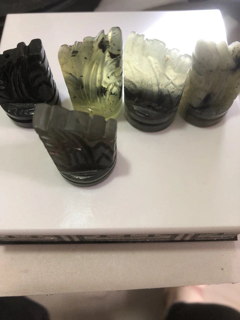 岫玉龙水墨小配饰或小印章都可以！