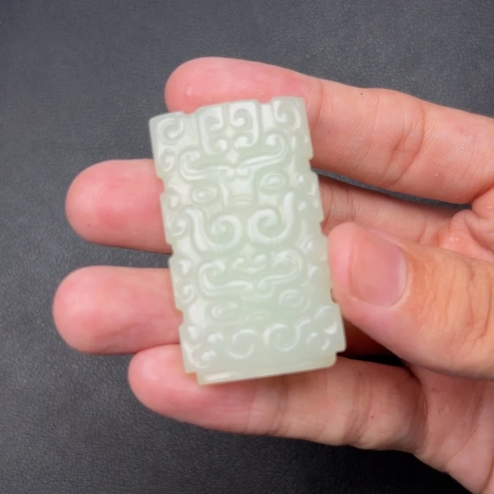 文***健和田玉未镶嵌颈饰