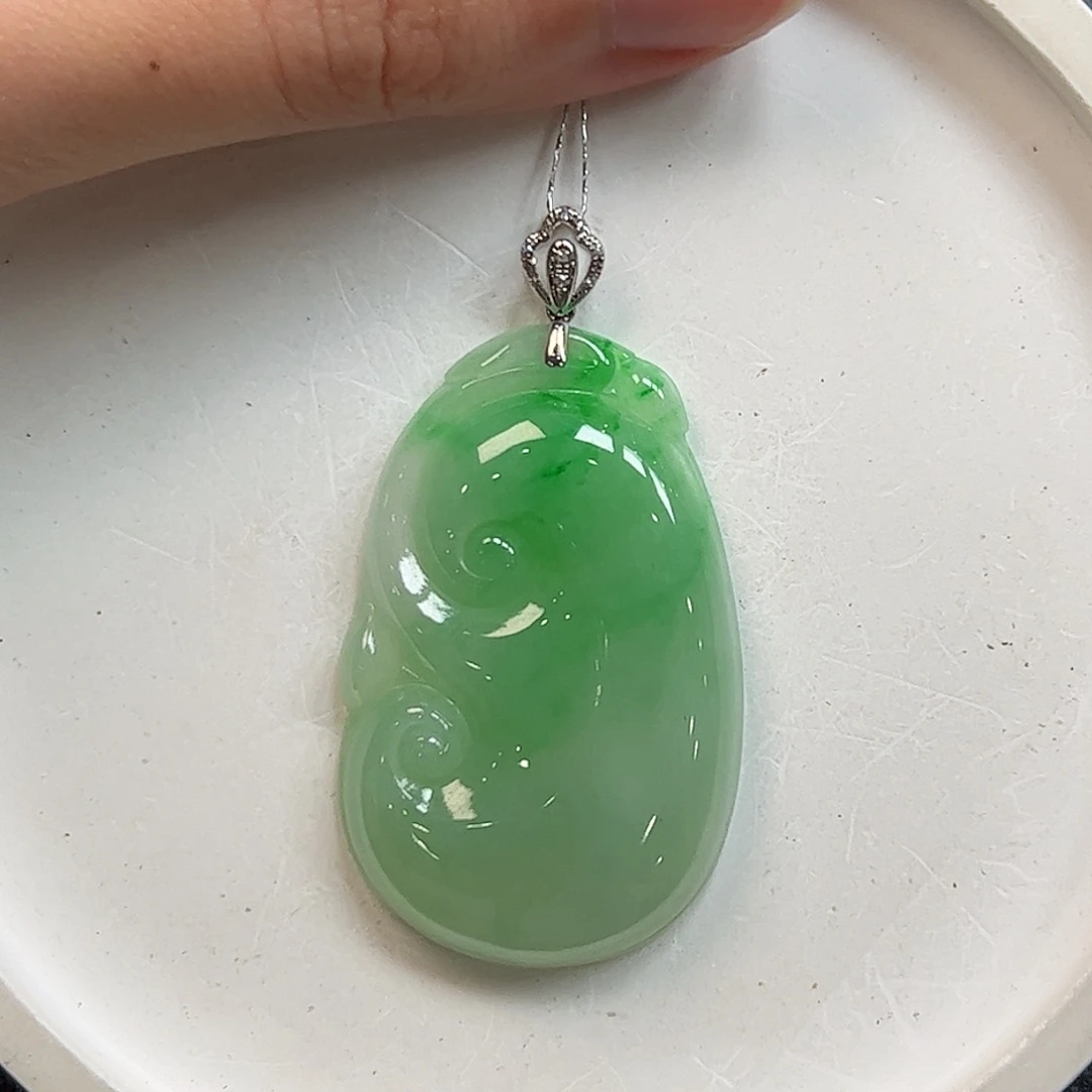 翡翠18K金镶嵌颈饰如意