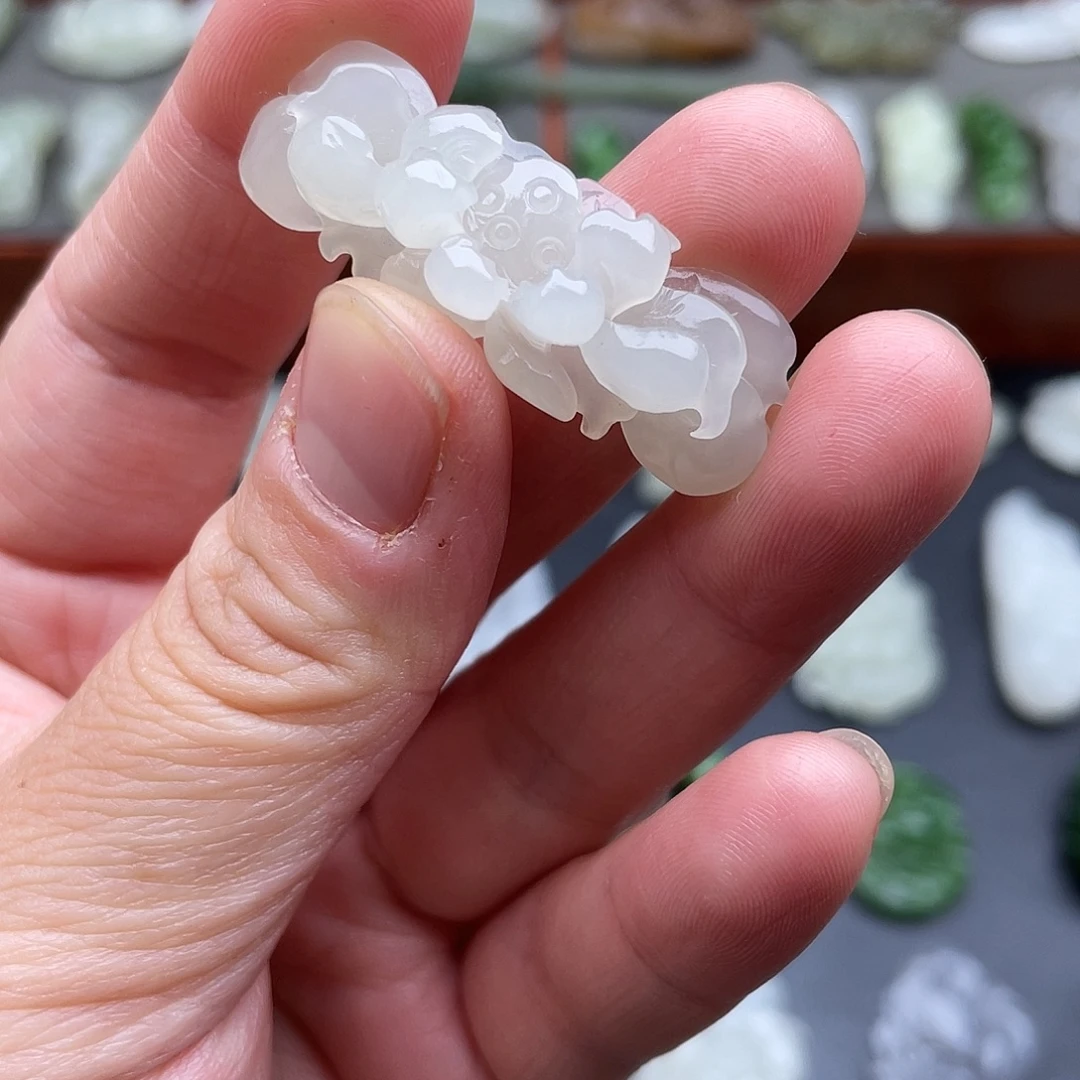 和田玉未镶嵌颈饰晴白莲花手牌