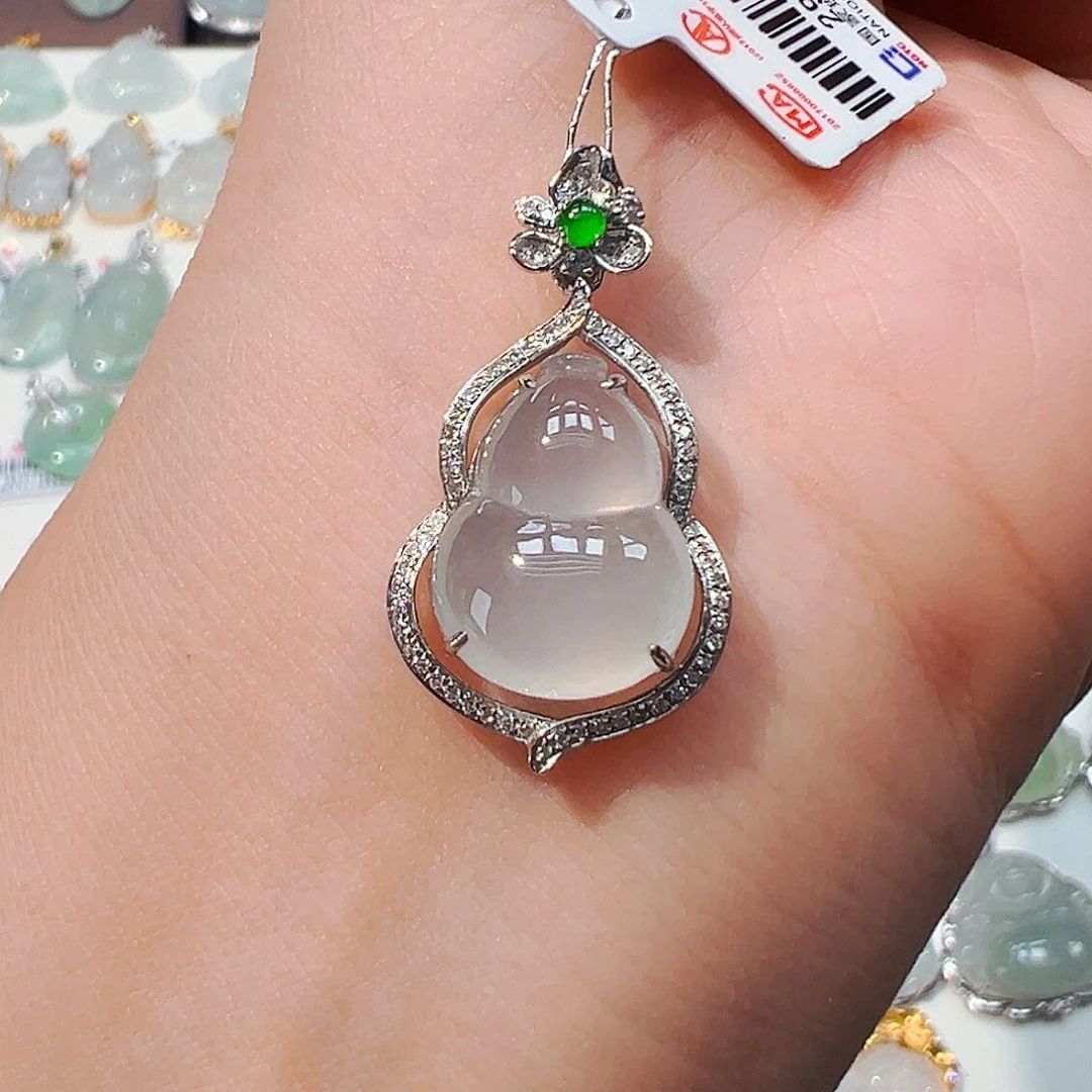 翡翠18K金镶嵌颈饰葫芦