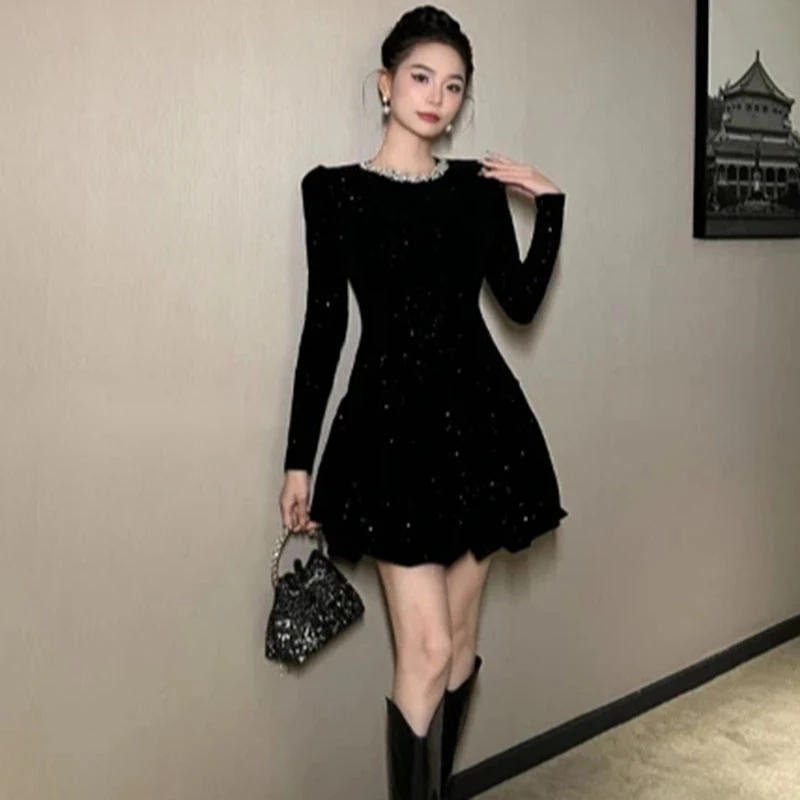 法式赫本连衣裙2025秋冬新款设计感小众收腰气质显瘦轻奢裙子