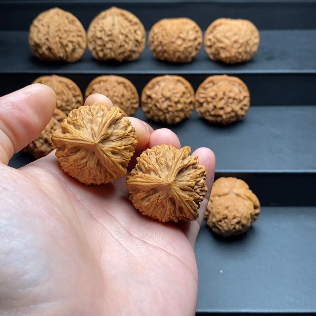 文玩核桃吊坠B****s三棱