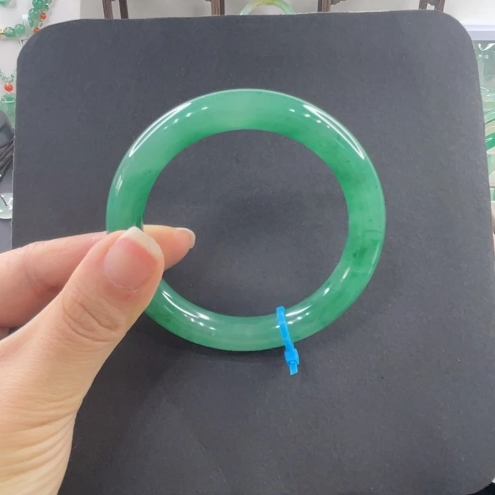 未镶嵌手镯石英质玉（非洲翠）