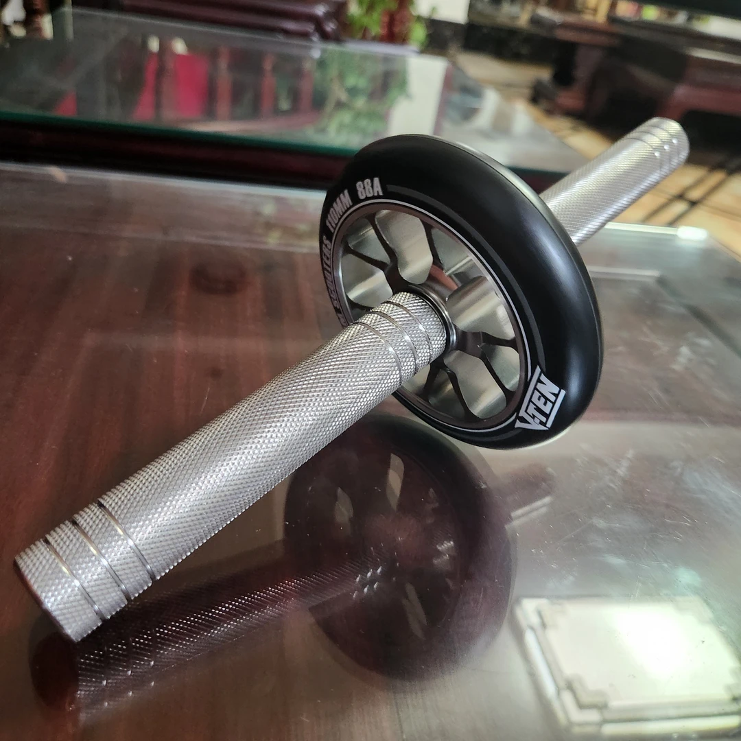 健腹轮直径11厘米，铝合金轮毂，不锈钢手柄单边长度15厘米，丝滑顺
