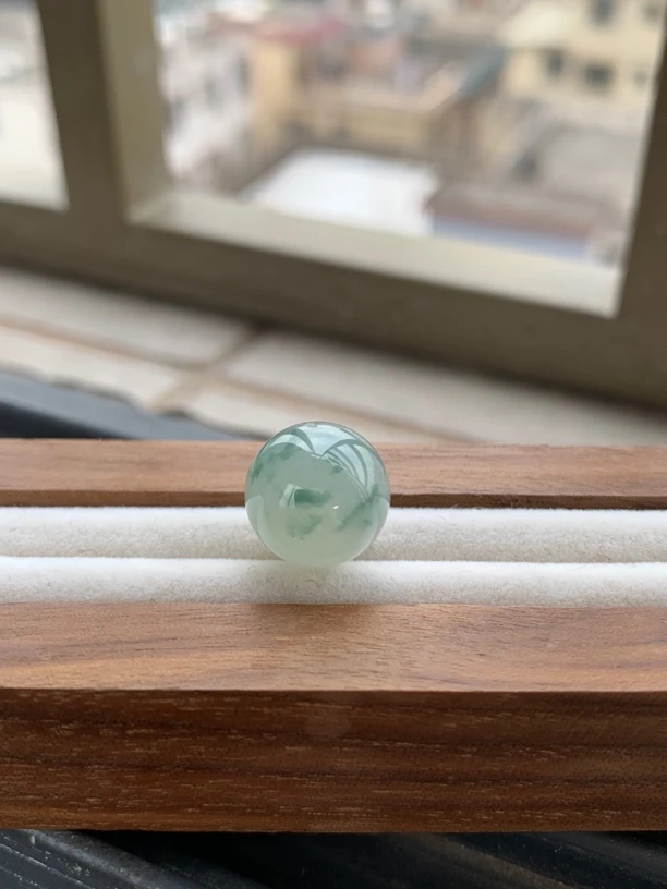 天然缅甸翡翠-高品质特色飘花冰圆珠12.7mm