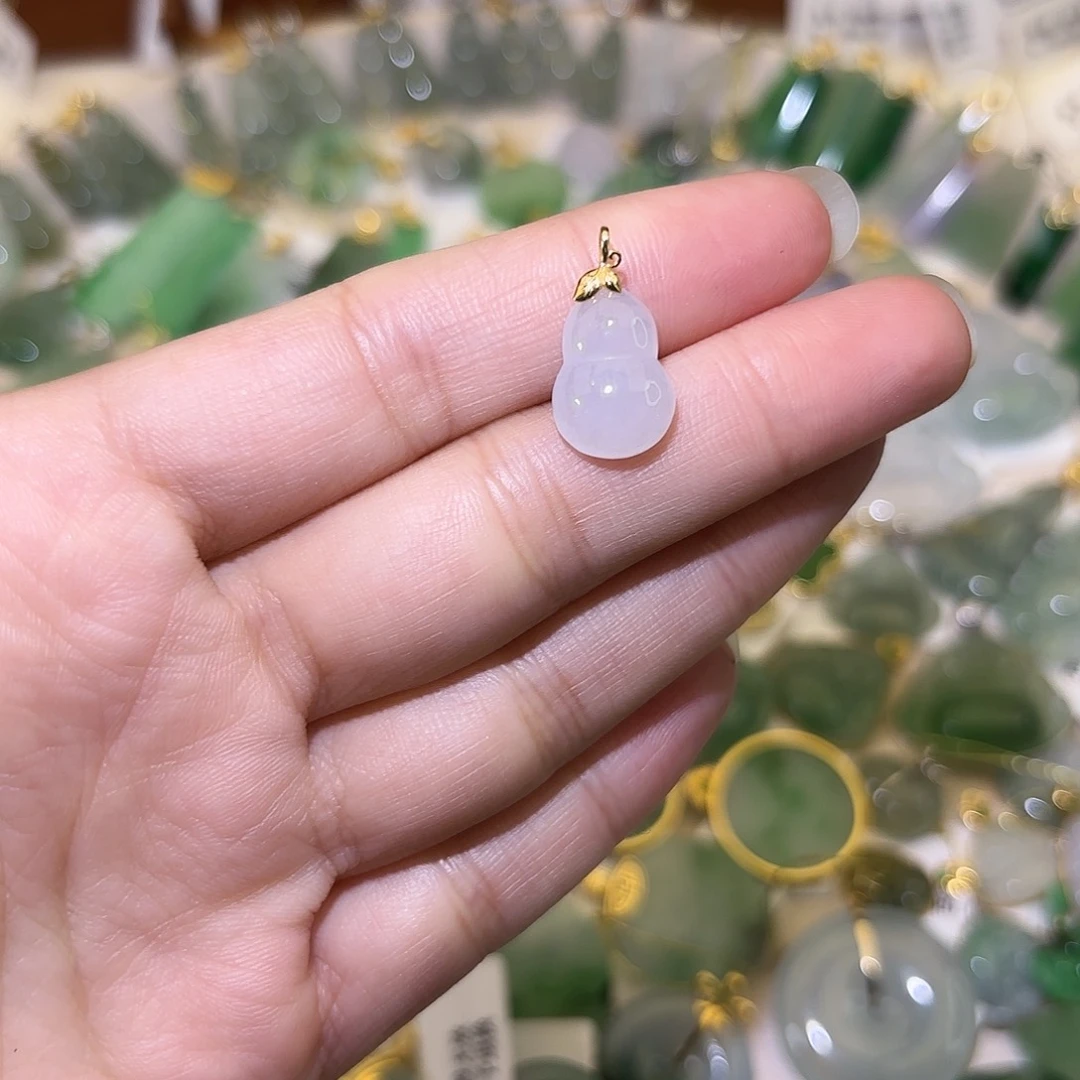 翡翠18K金镶嵌颈饰葫芦