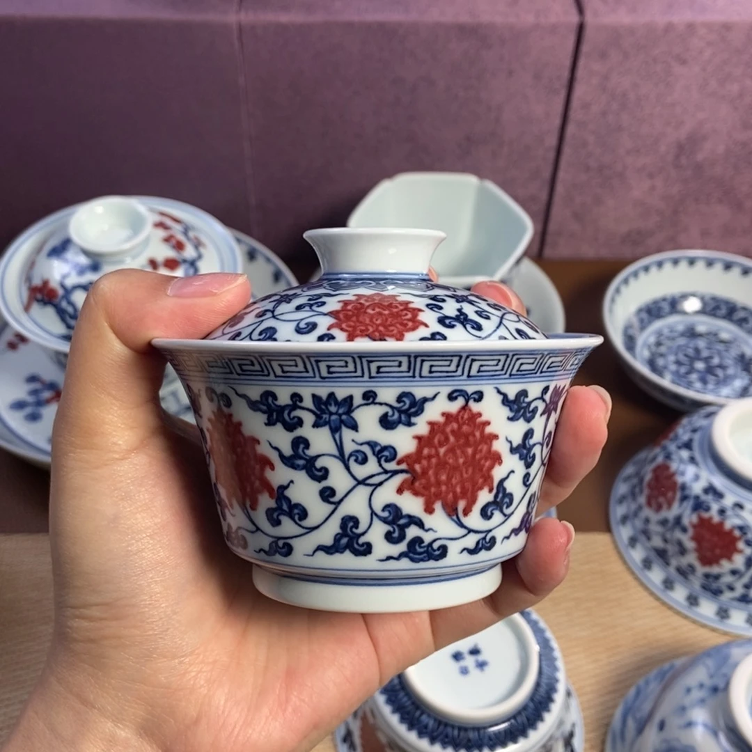 阳春白雪釉里红缠枝莲马蹄盖碗