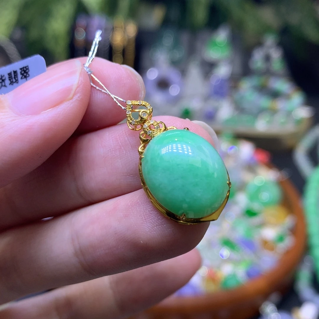 颈饰18K金镶嵌翡翠