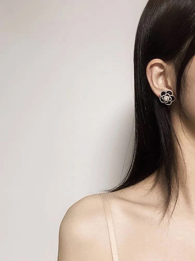 铜合金珐琅耳饰 气质法式小香风黑色山茶珐琅耳钉百搭轻奢