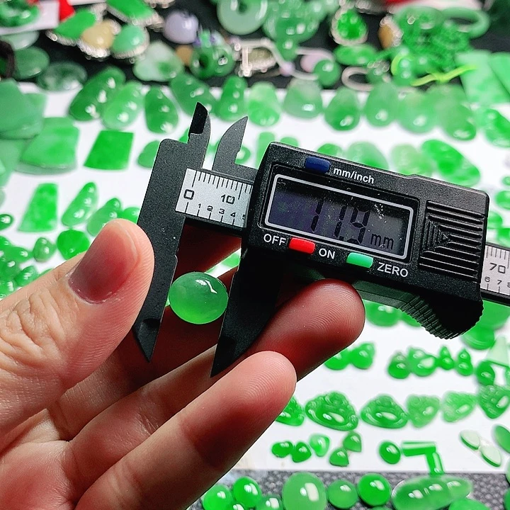 翡翠未镶嵌颈饰用****9翡翠11.9*10.5*5.4