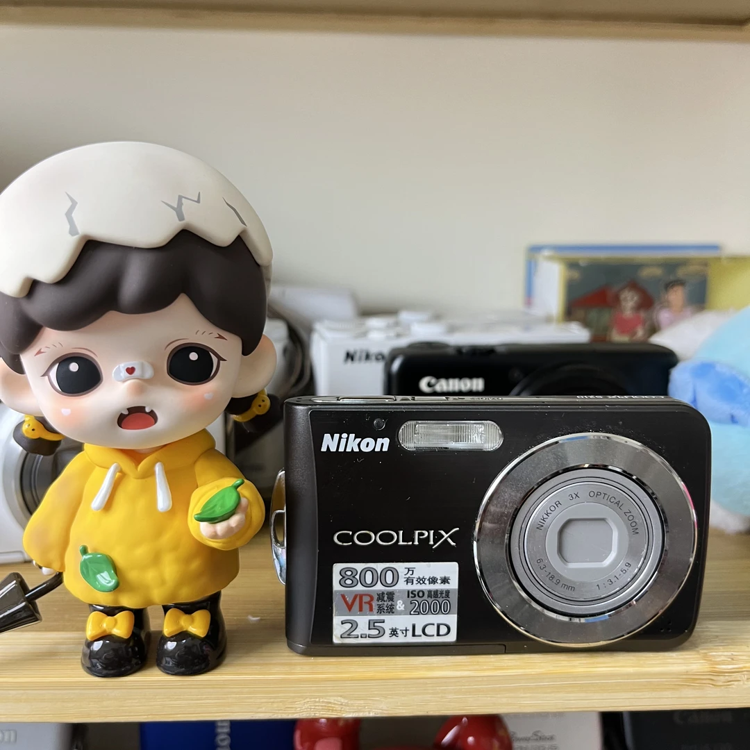 9新  尼康s210 800w像素 出片轻微黑点成色如图没有电池卡扣