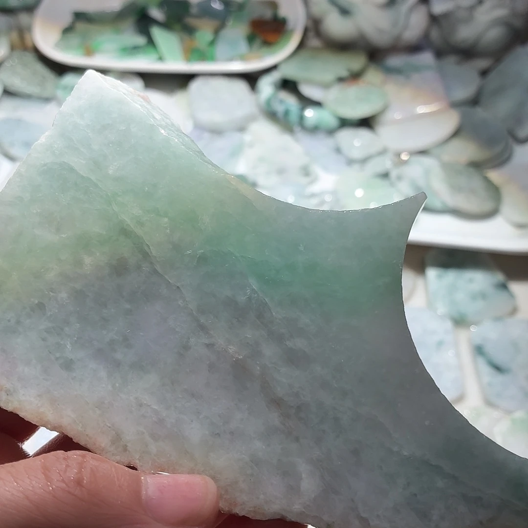 翡翠未镶嵌颈饰边角料