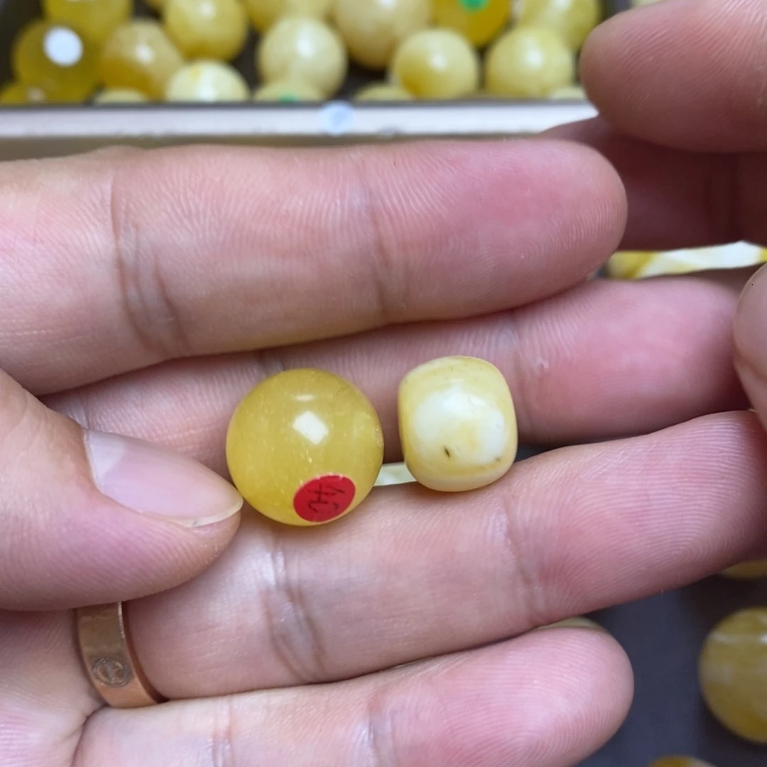 裸石蜜蜡未镶嵌15.2瑕疵圆珠。13.1x11瑕疵老型