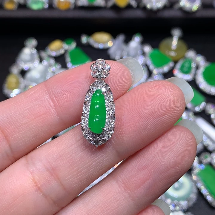 翡翠18K金镶嵌颈饰冰绿福豆