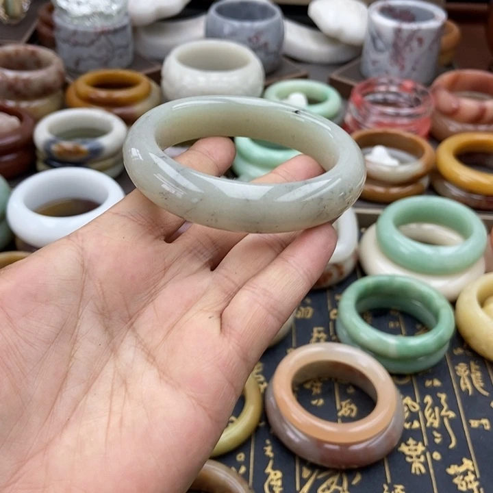 石英质玉手镯未镶嵌