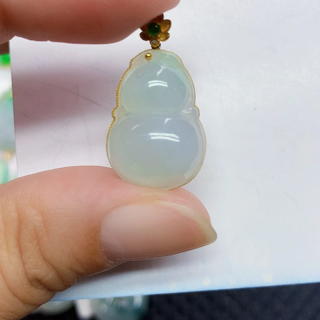 翡翠18K金镶嵌颈饰葫芦