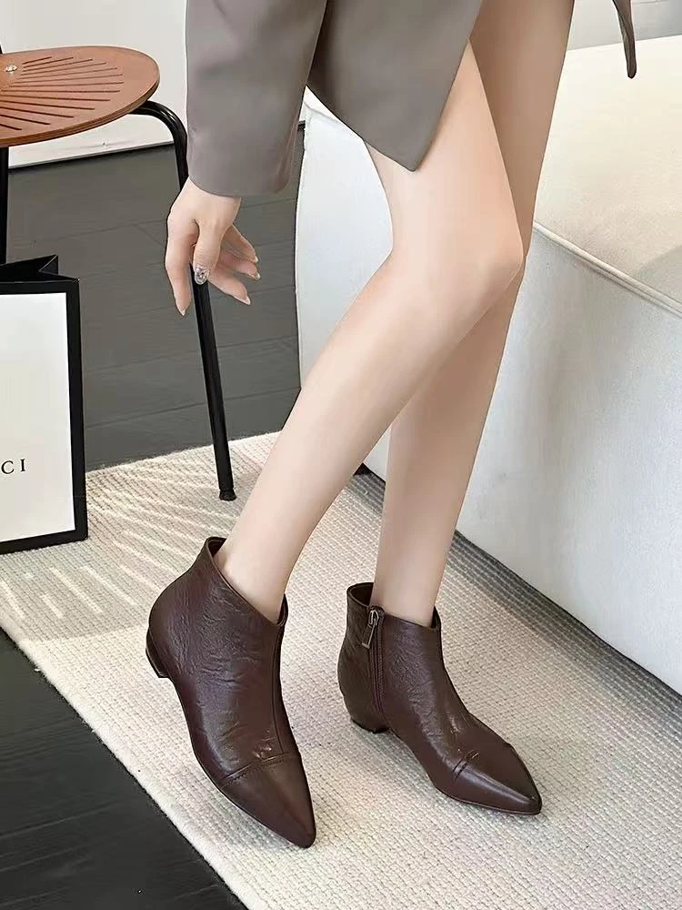 C2493  棕色  时尚秋冬舒适粗跟尖头时装短靴