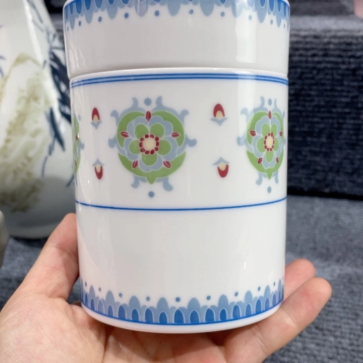 明***弟景德镇陶瓷 釉中彩手绘茶叶罐