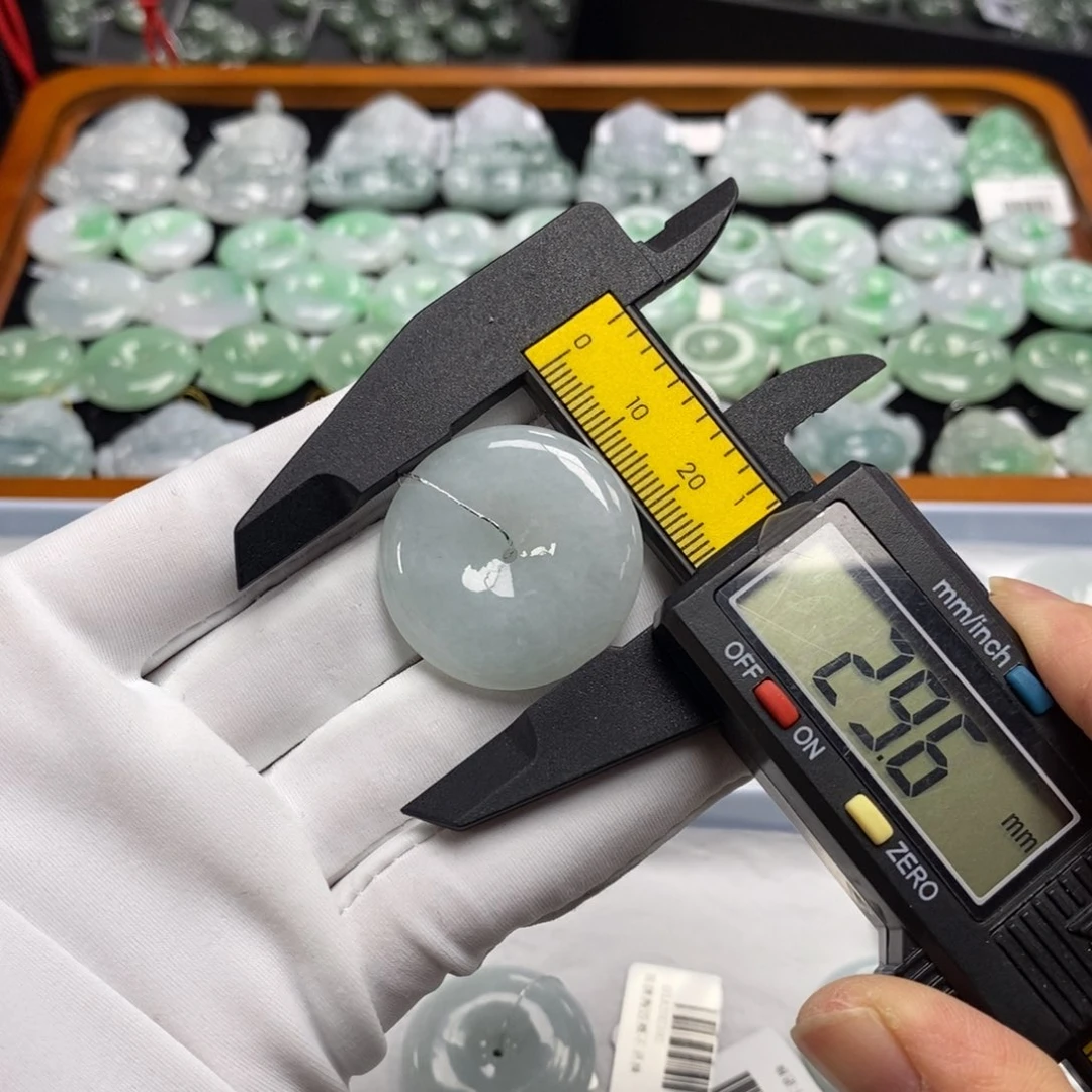 翡翠颈饰未镶嵌平安扣