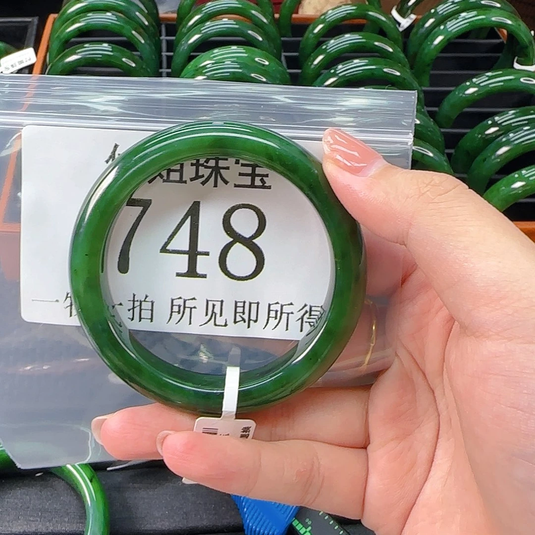 颈饰未镶嵌和田玉手镯55 748