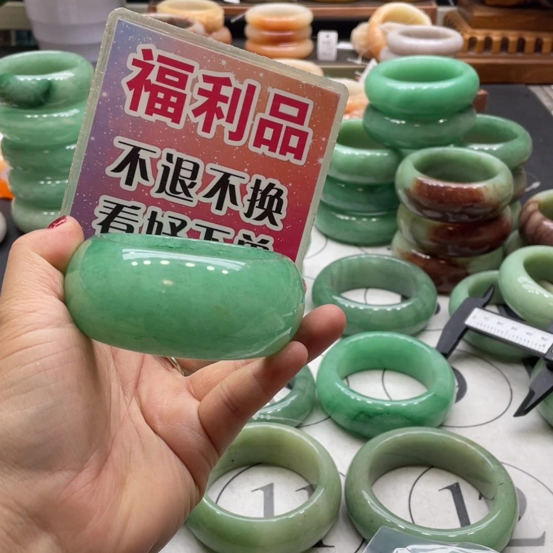 月****石英岩玉未镶嵌手镯