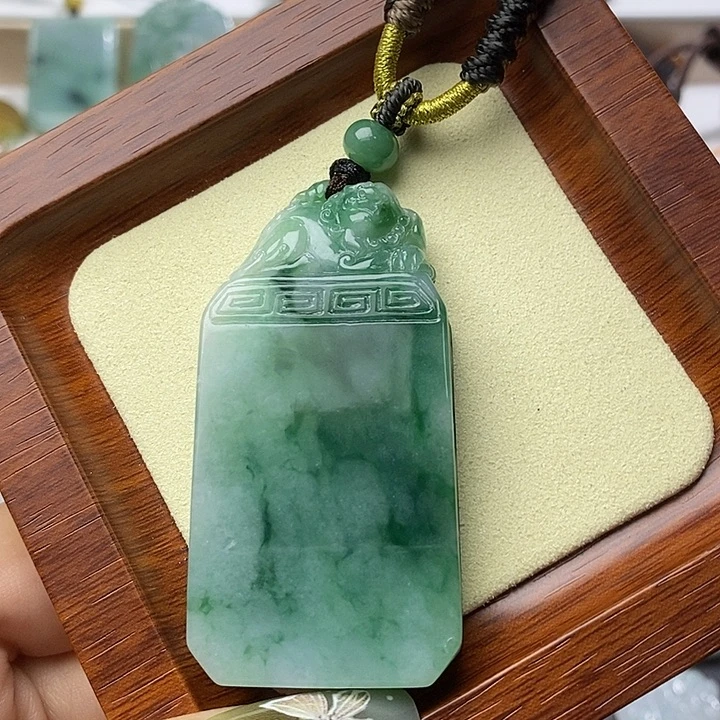 翡翠未镶嵌颈饰飘绿无事牌