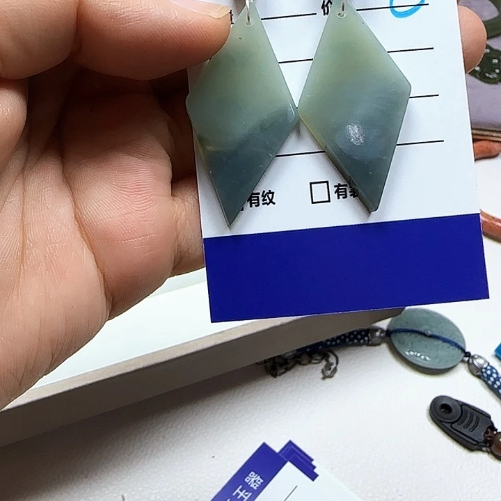 蛇纹石玉未镶嵌耳饰