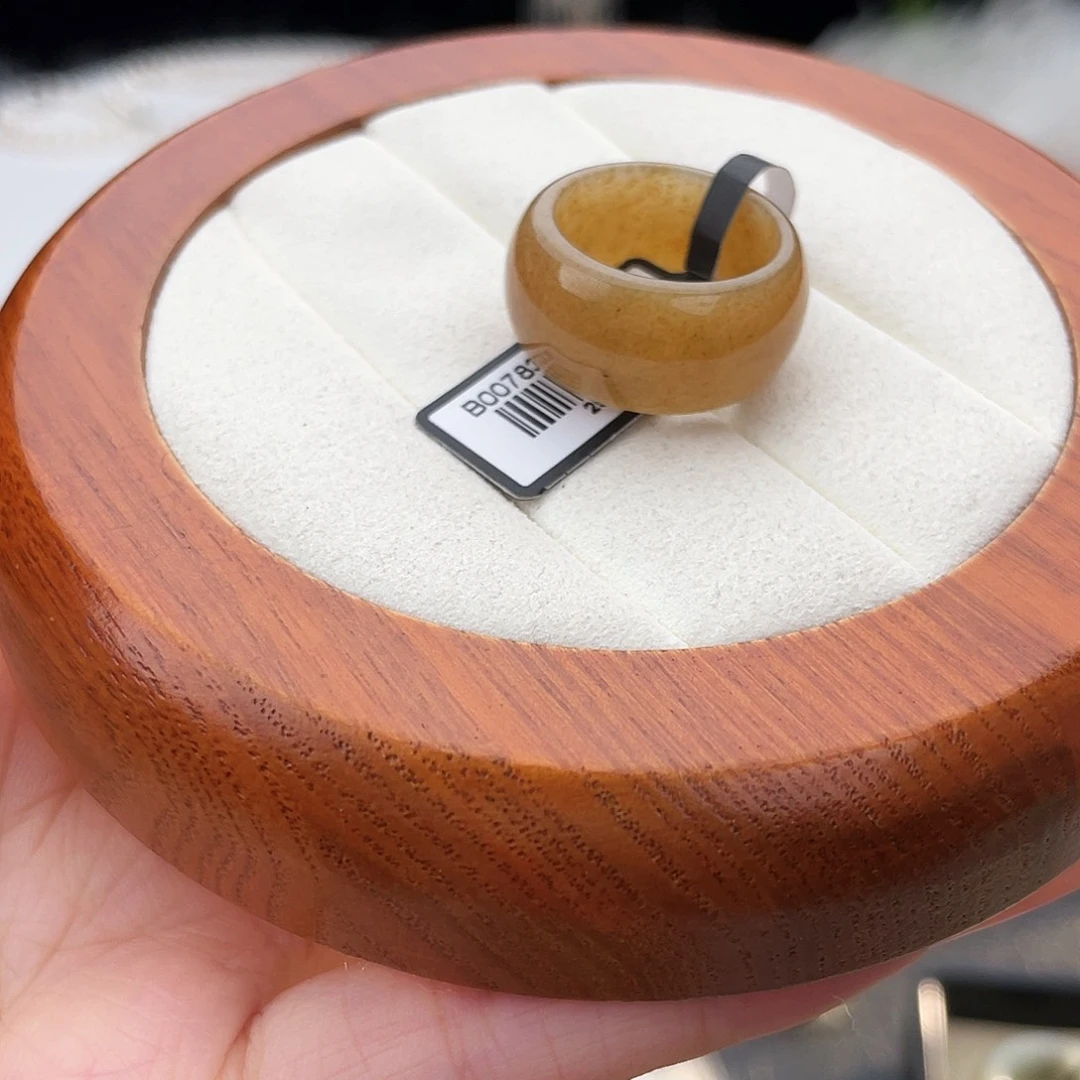 和田玉未镶嵌戒指l86。焦糖轮胎。16.8。不退换