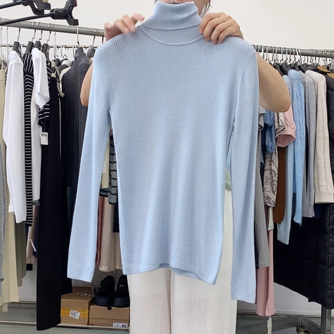 蓝色高领针织衫修身款