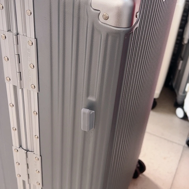 26寸纯pc海关锁银色拉杆箱