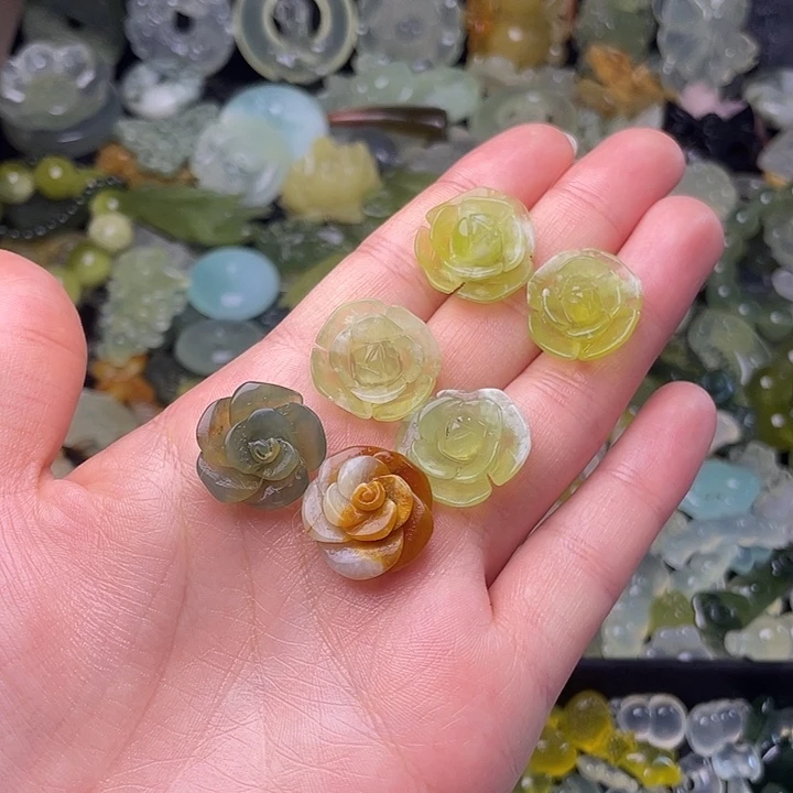 蛇纹石玉合金颈饰玫瑰花