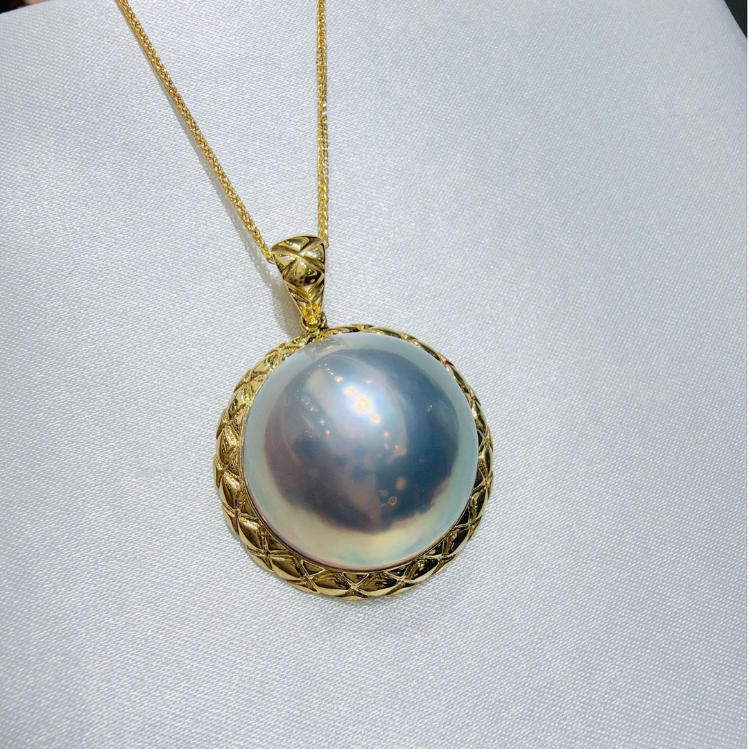 “极光马”炫彩菱格马贝吊坠 20mm± 18K金 1365H00DY（赠S925银链）