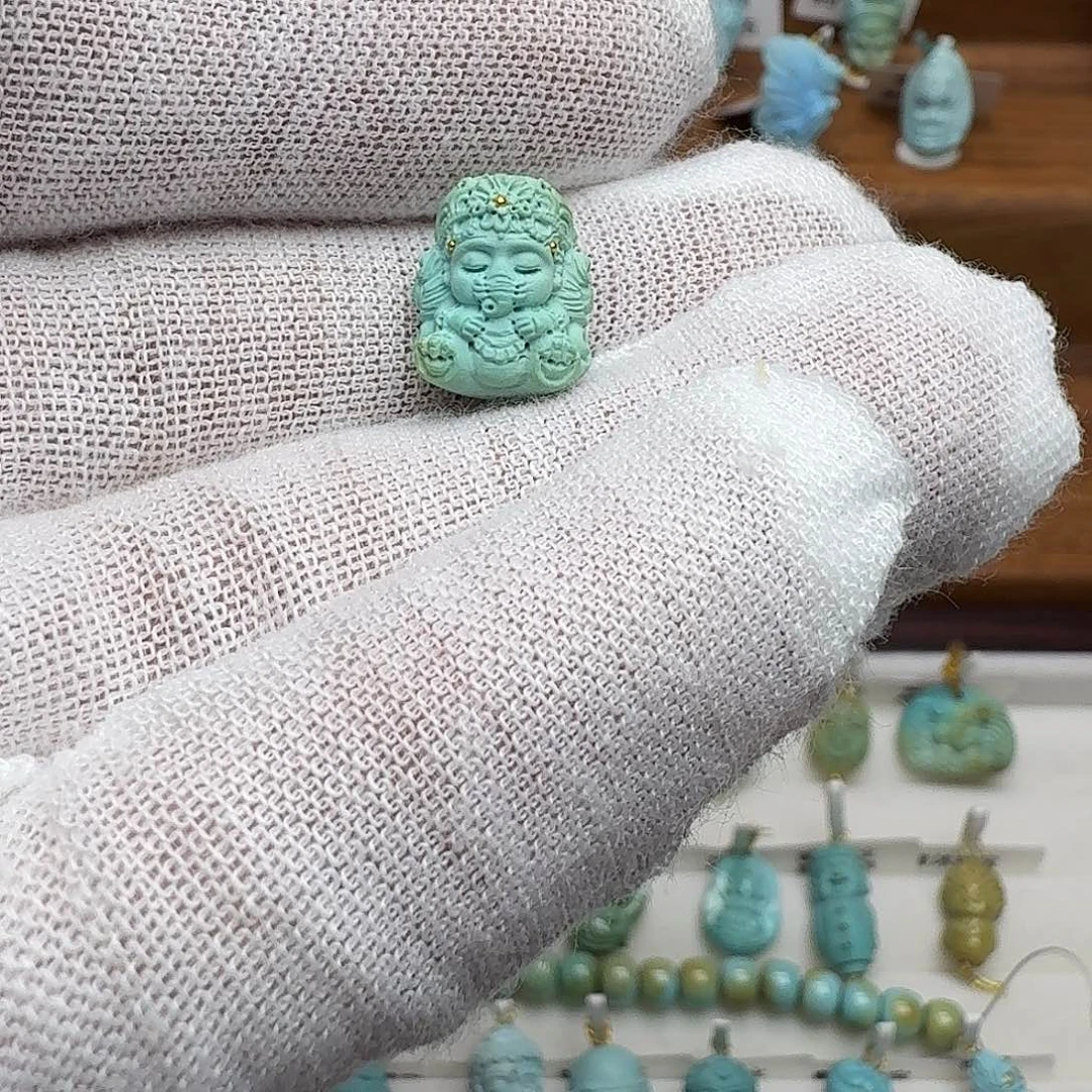 绿松石未镶嵌颈饰象神