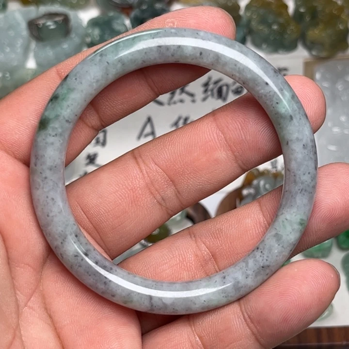 翡翠未镶嵌颈饰手镯
