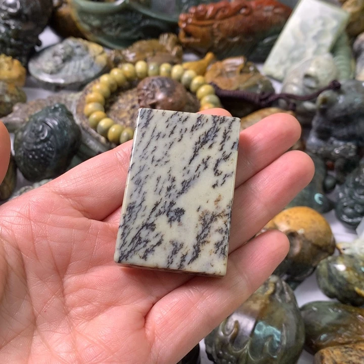 未镶嵌岫岩河磨玉（透闪石质玉）挂件