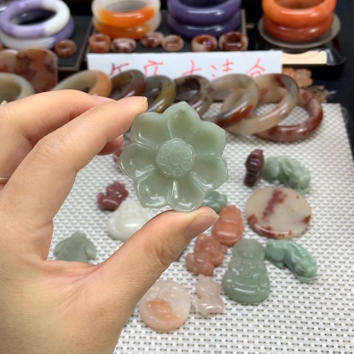 石英质玉未镶嵌吊坠(赠链)