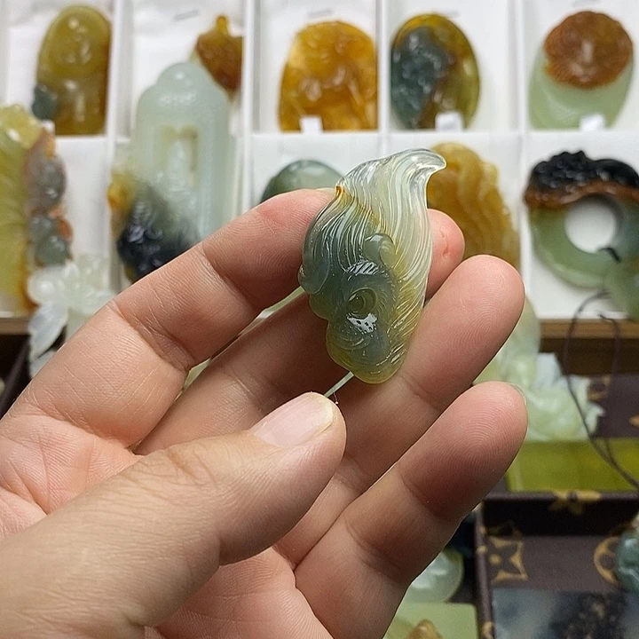 蛇纹石玉未镶嵌颈饰