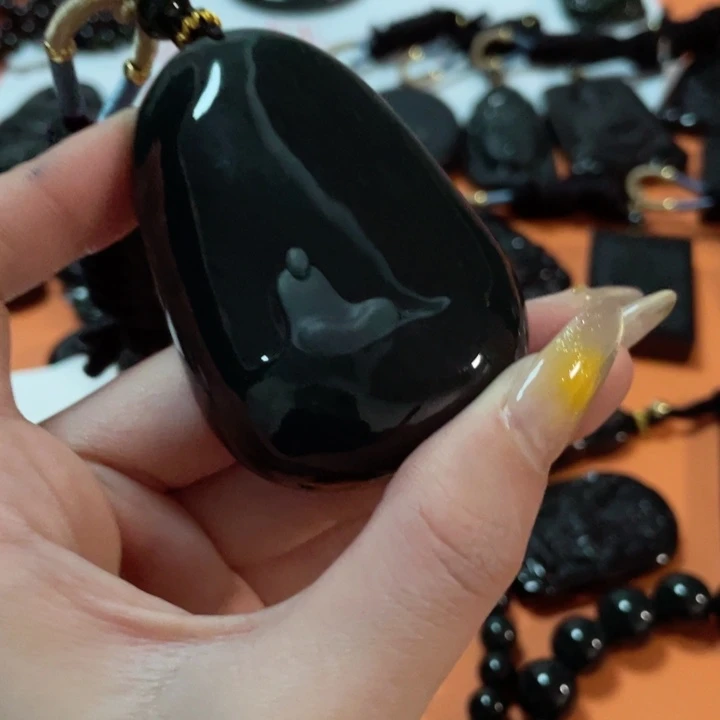 翡翠颈饰未镶嵌言**午