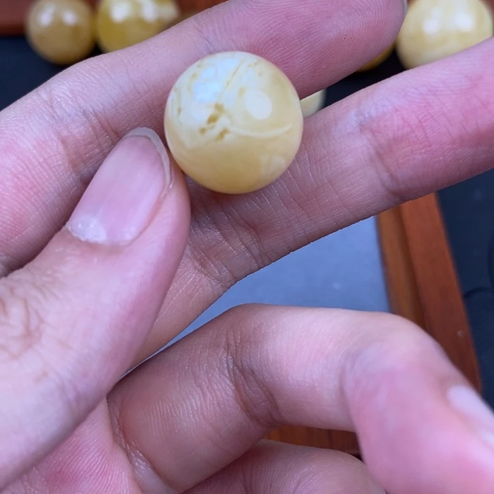 未镶嵌琥珀裸石微瑕63