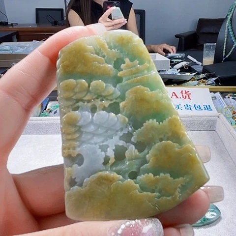 翡翠未镶嵌颈饰一个