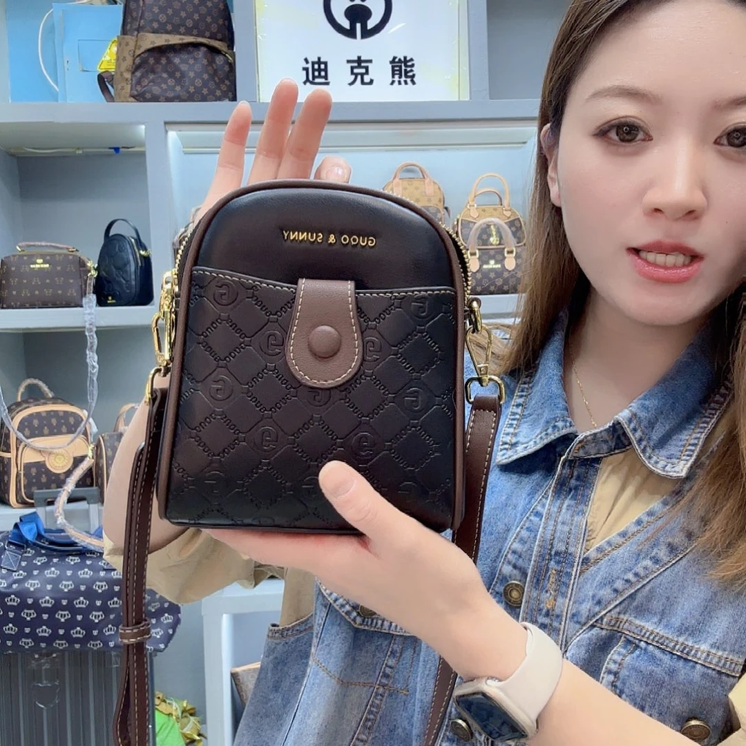 PVC8087黑色单肩斜挎包