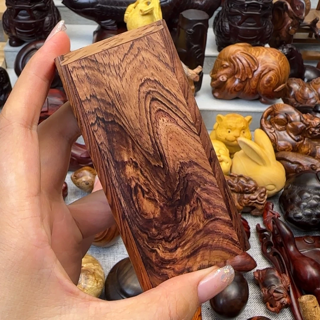 木大叶紫檀雕刻盒把件