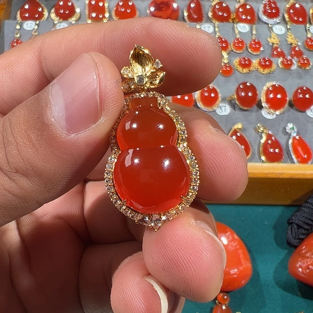 南红玛瑙18K金镶嵌颈饰