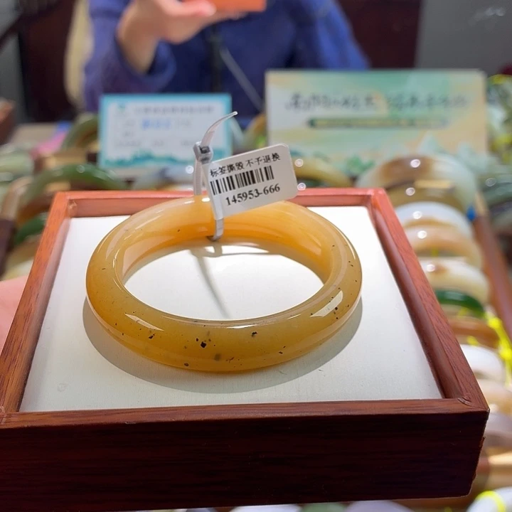 和田玉未镶嵌手镯10。 51/52