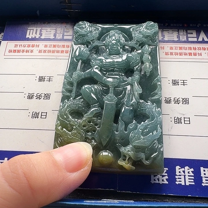 翡翠未镶嵌颈饰不动