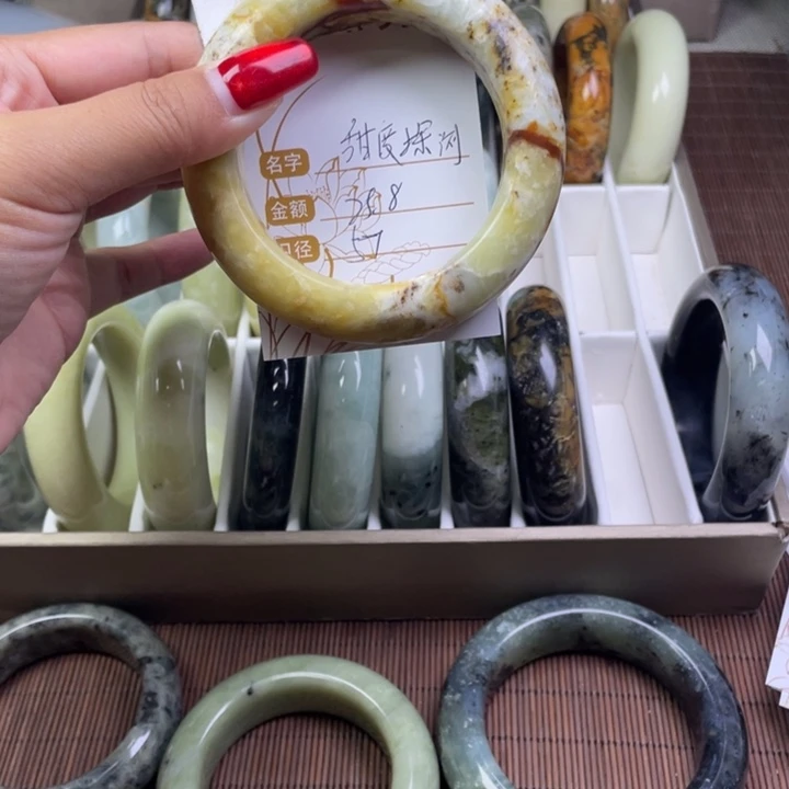 甜***器蛇纹石玉未镶嵌手镯