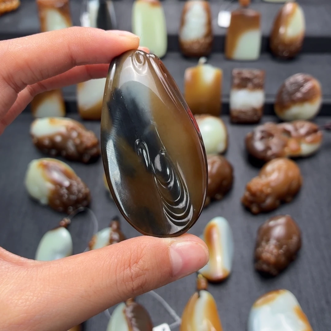 V***仔和田玉未镶嵌颈饰