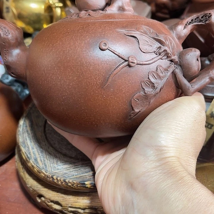 紫砂茶壶原矿泥料手工制作的一把紫砂壶。