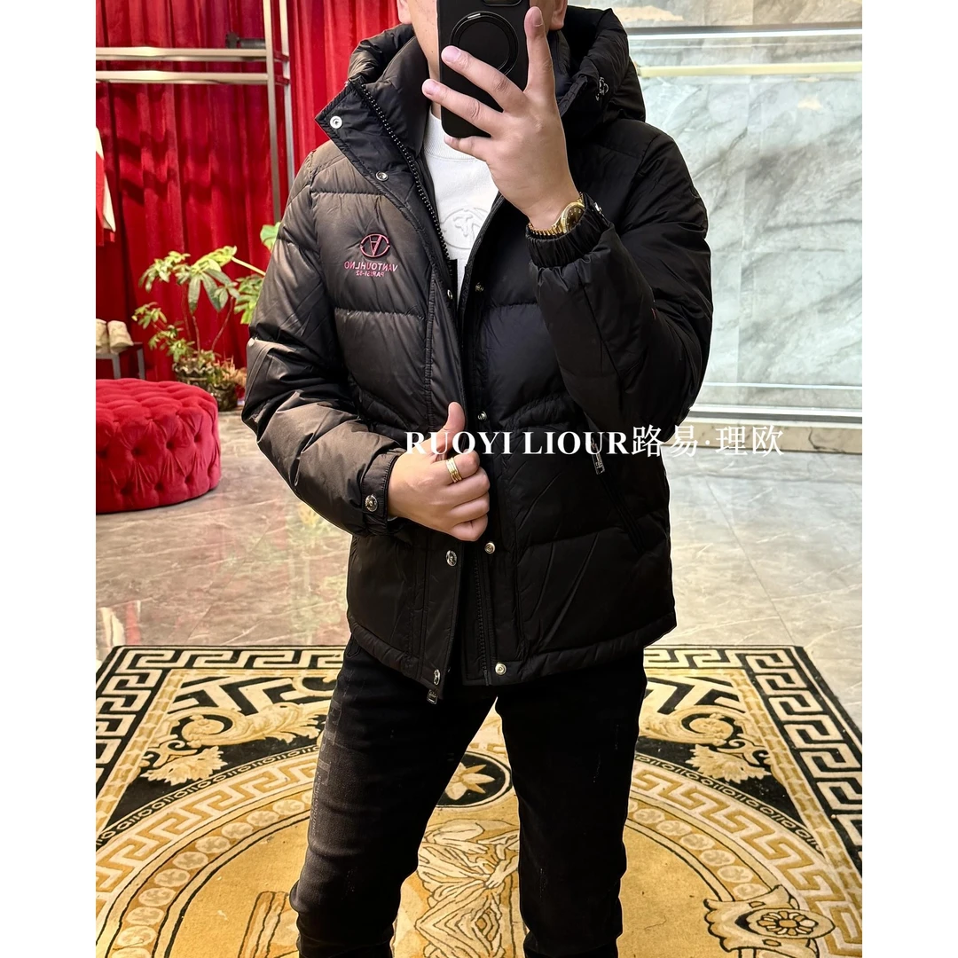 【路易理欧】欧货潮流轻奢时尚字母倒A胸标冬季保暖羽绒服9667-1